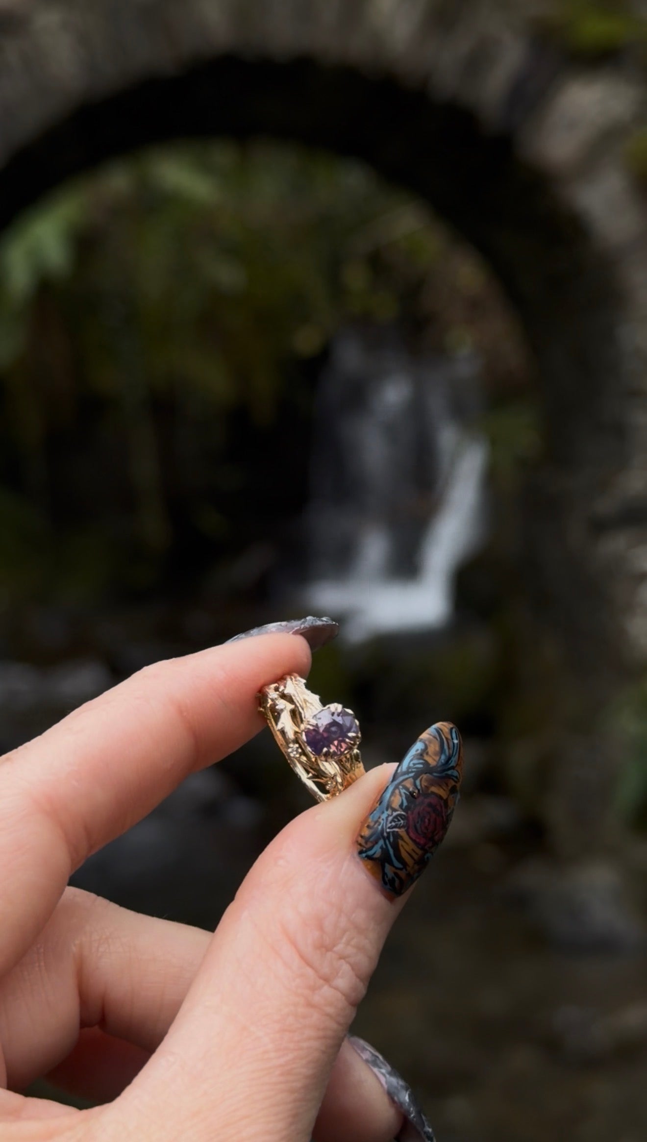 1.08ct Opalescent Sapphire Thorns + Roses
